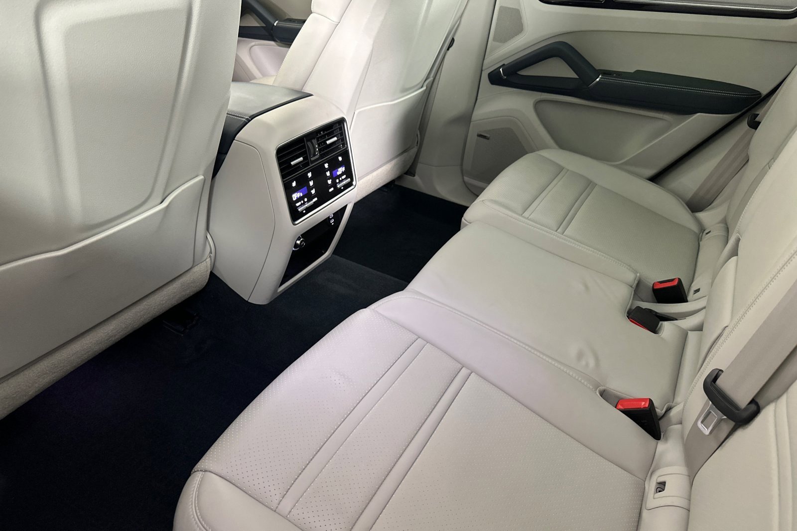 Used 2023 Porsche Cayenne S Platinum w/ Premium Package Plus image 11