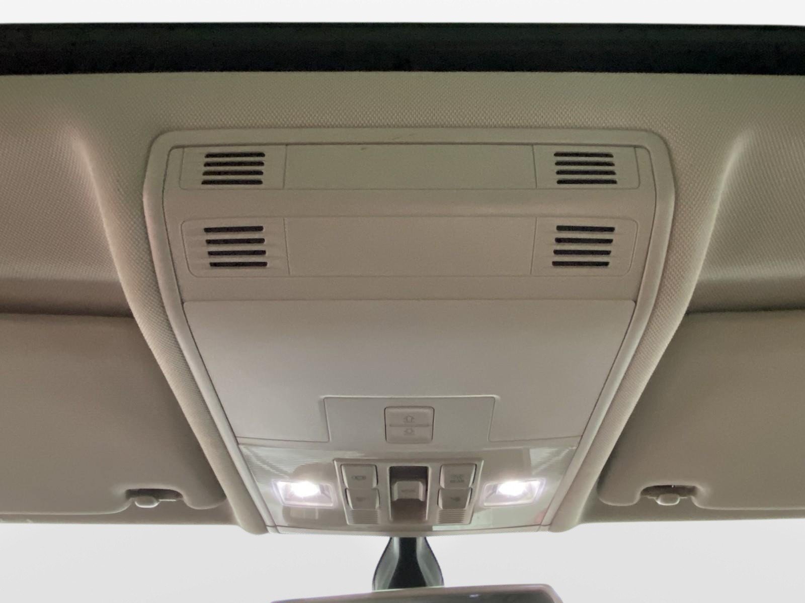 Used 2019 Volkswagen Tiguan SE w/ Panoramic Sunroof Package AWD/4WD image 25
