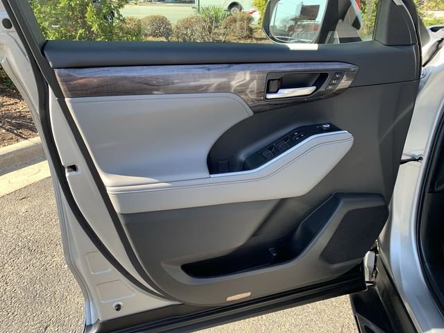 Used 2023 Toyota Highlander Limited image 17