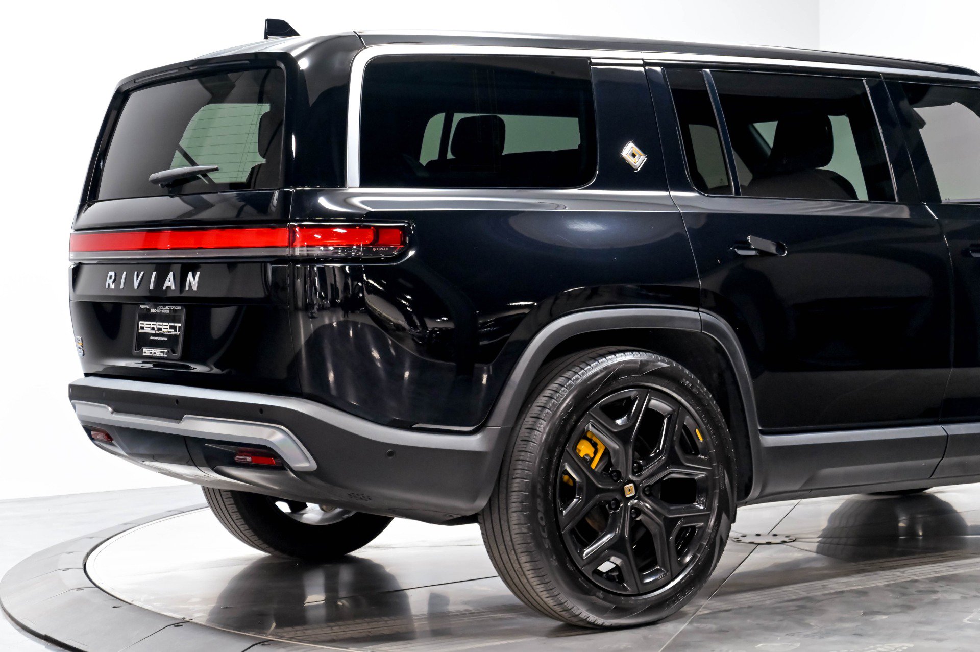 Used 2023 Rivian R1S Adventure AWD/4WD image 17