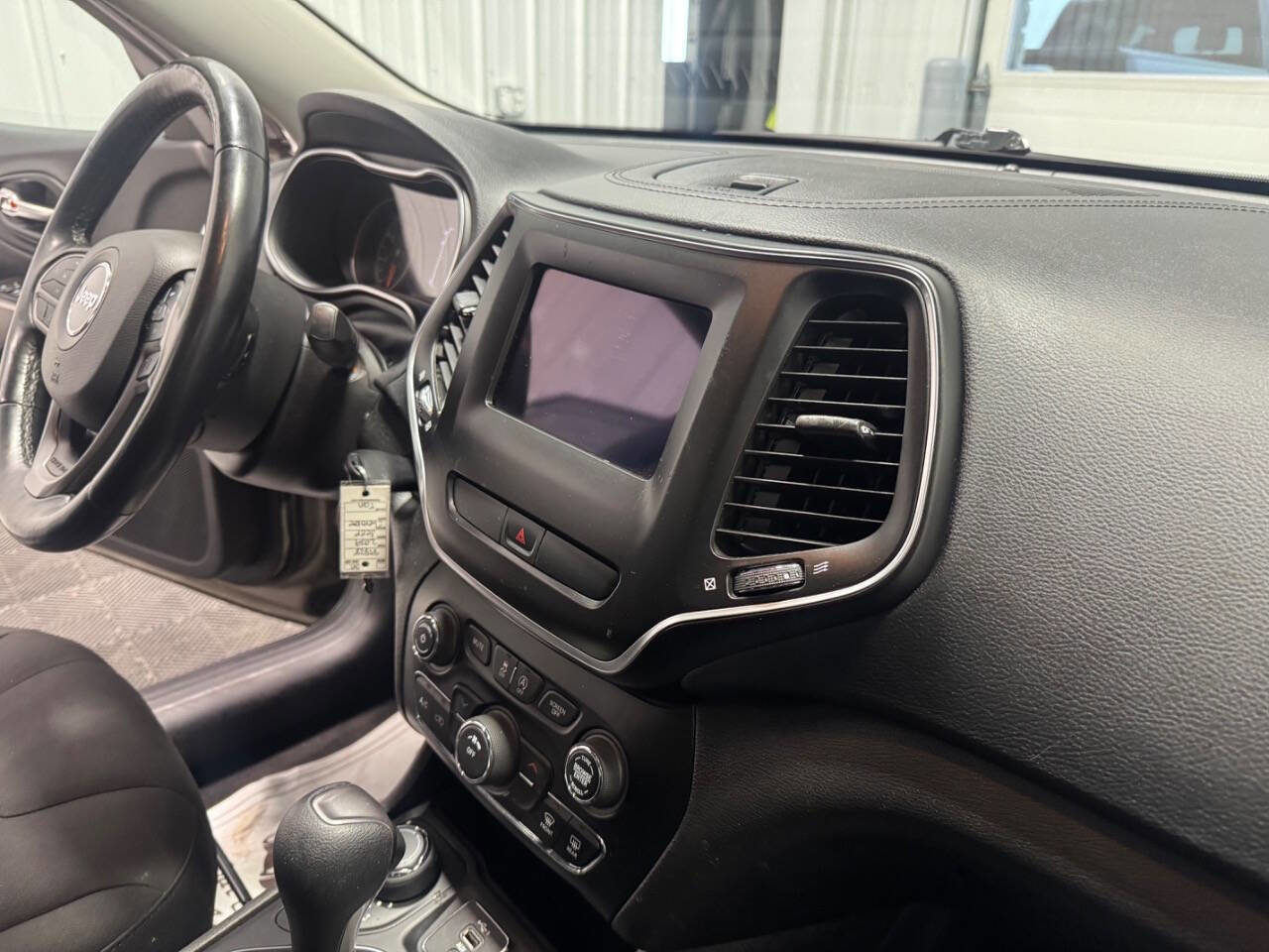 Used 2019 Jeep Cherokee Latitude w/ Cold Weather Group image 18