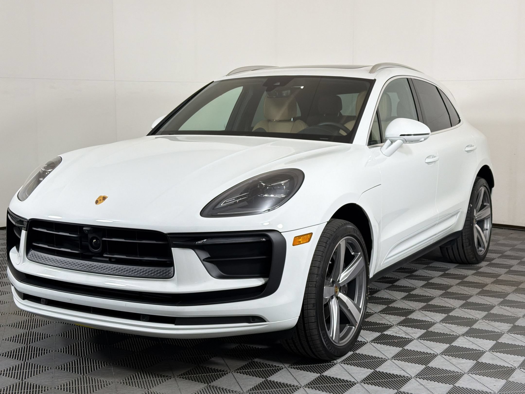Certified 2025 Porsche Macan AWD/4WD image 1