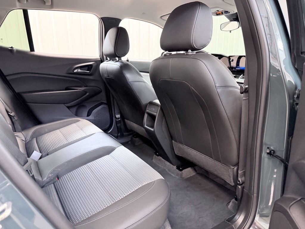 Used 2025 Chevrolet Trax LT w/ Driver Confidence Package FWD image 26