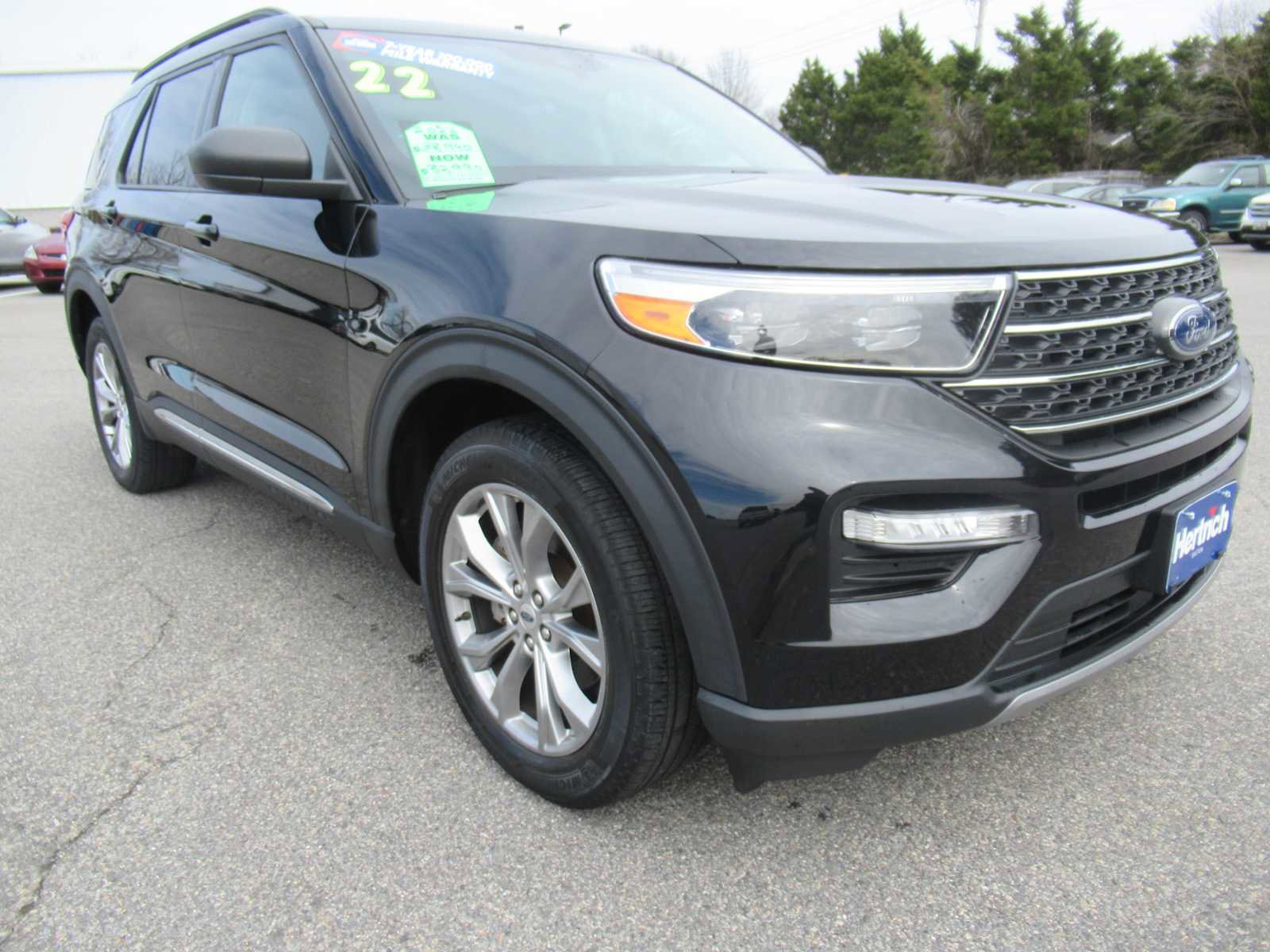 Used 2022 Ford Explorer XLT w/ Equipment Group 202A image 3