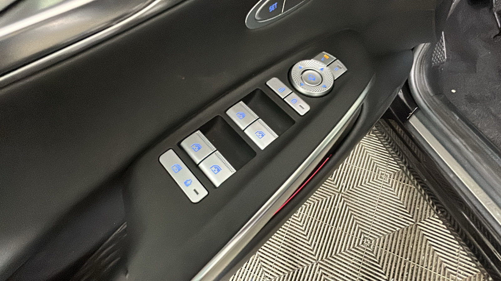 Used 2025 Genesis Electrified GV70 AWD/4WD image 13