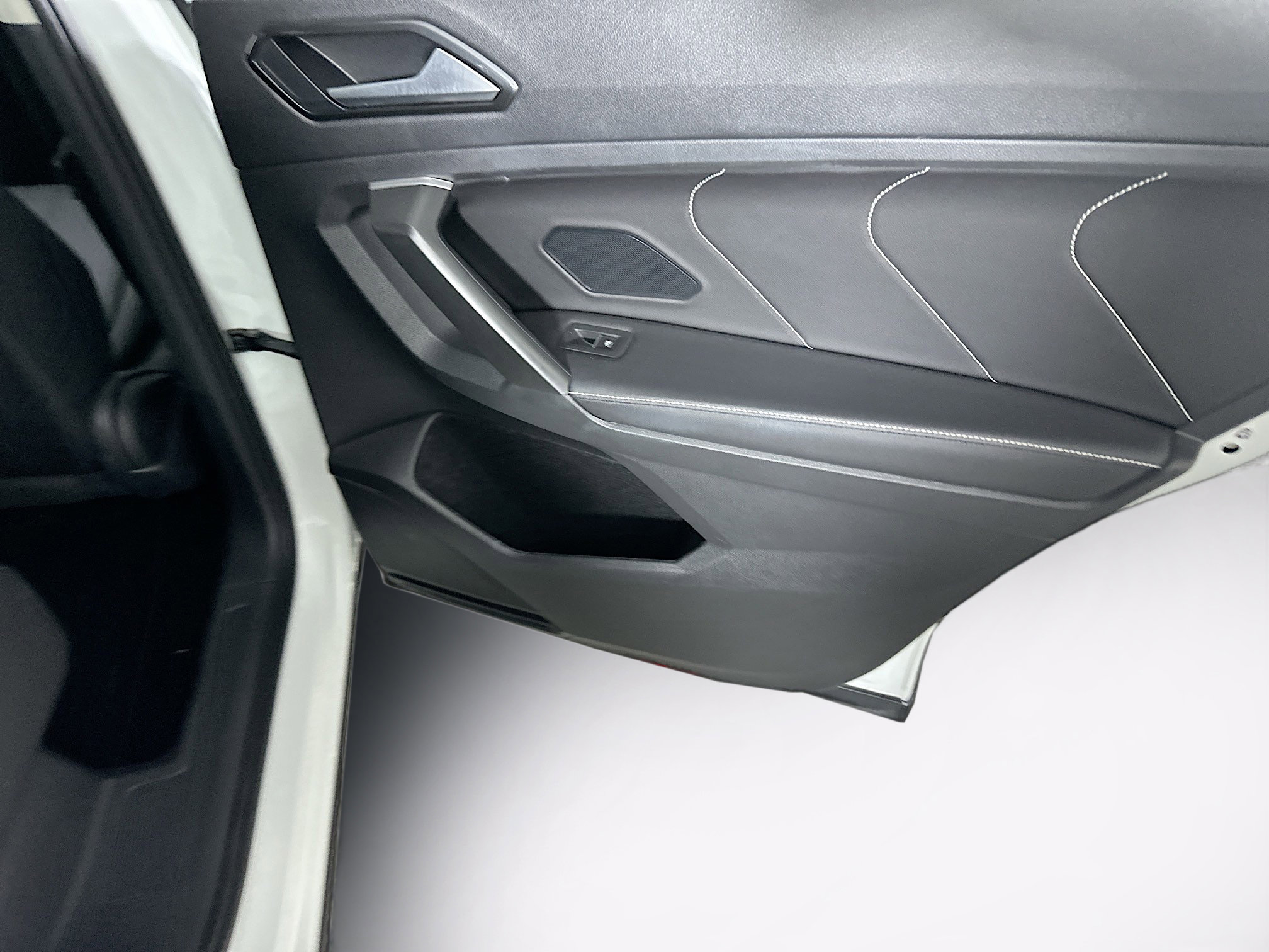 Used 2024 Volkswagen Tiguan SE image 27