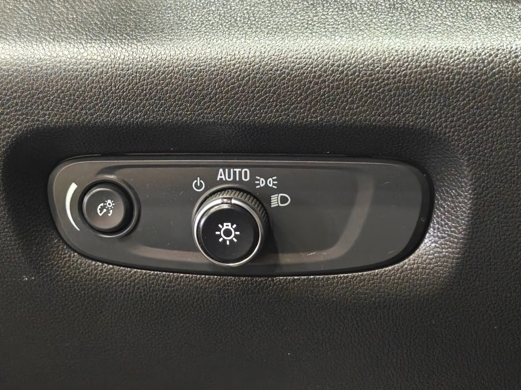 Used 2022 Chevrolet Traverse LT image 48