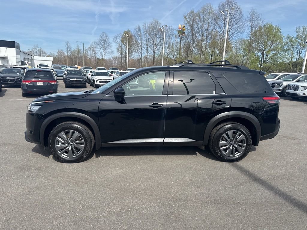 Used 2022 Nissan Pathfinder SV image 2