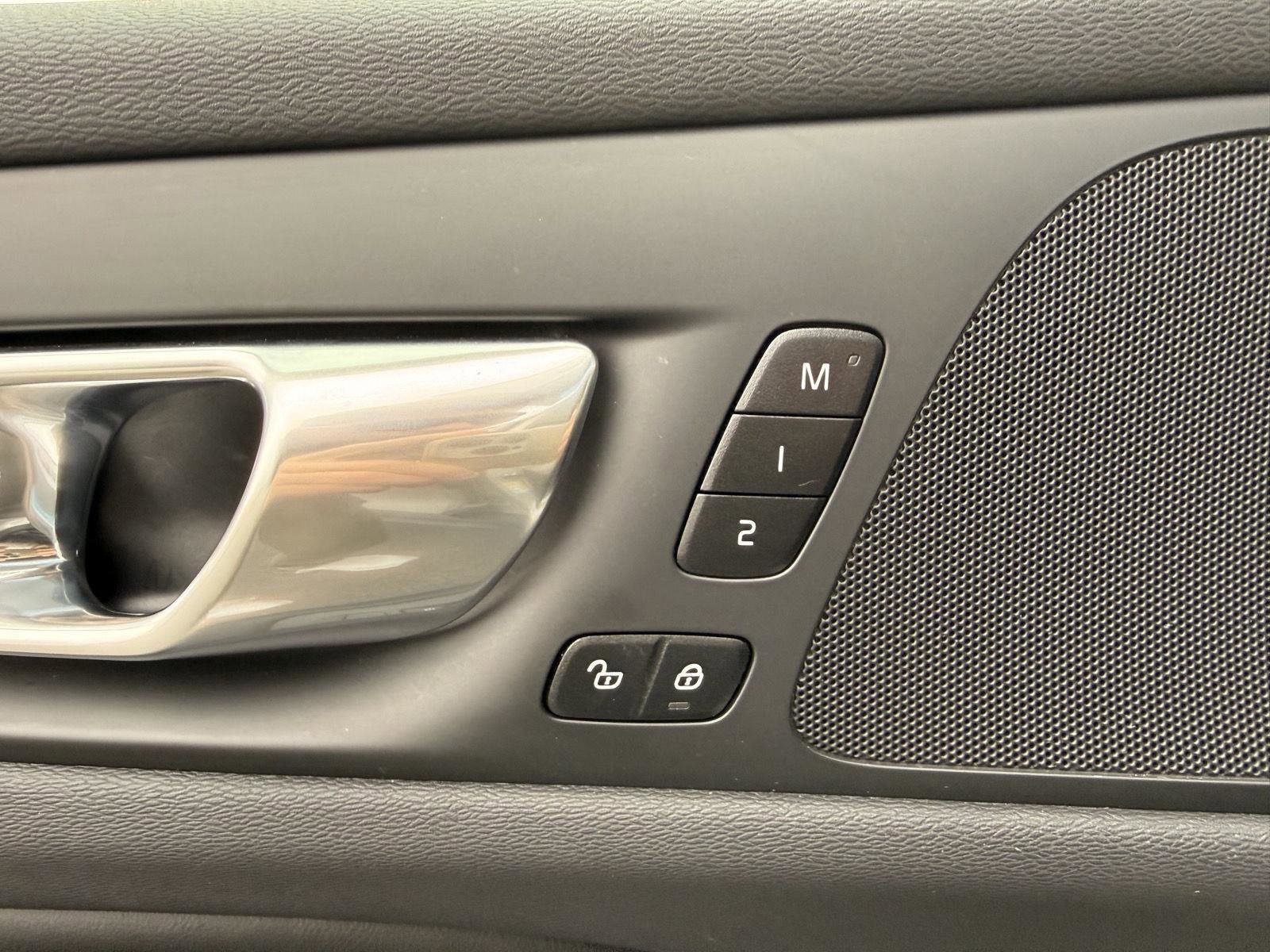 Used 2025 Volvo V60 B5 Cross Country Plus image 15