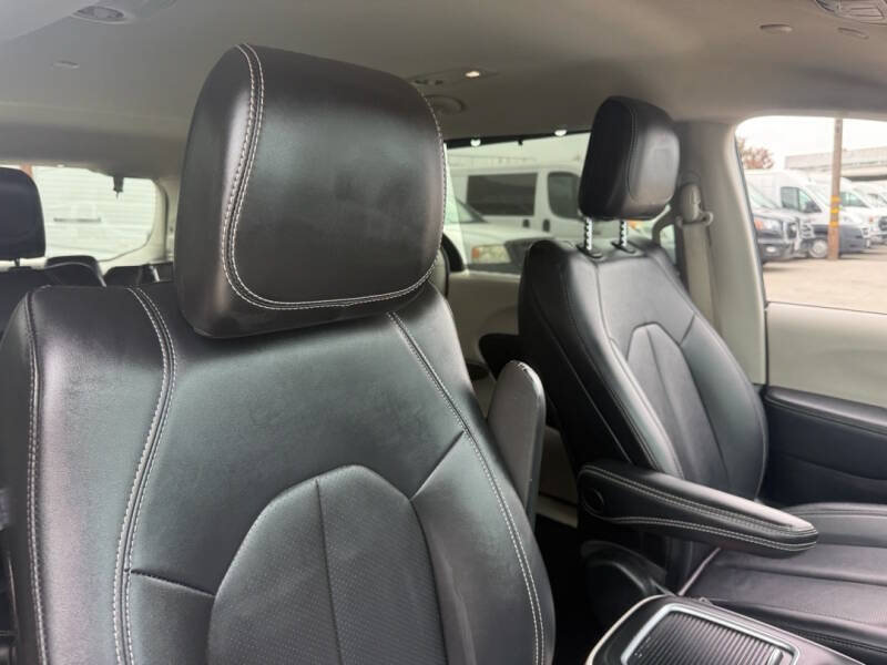 Used 2024 Chrysler Pacifica Touring-L FWD image 10