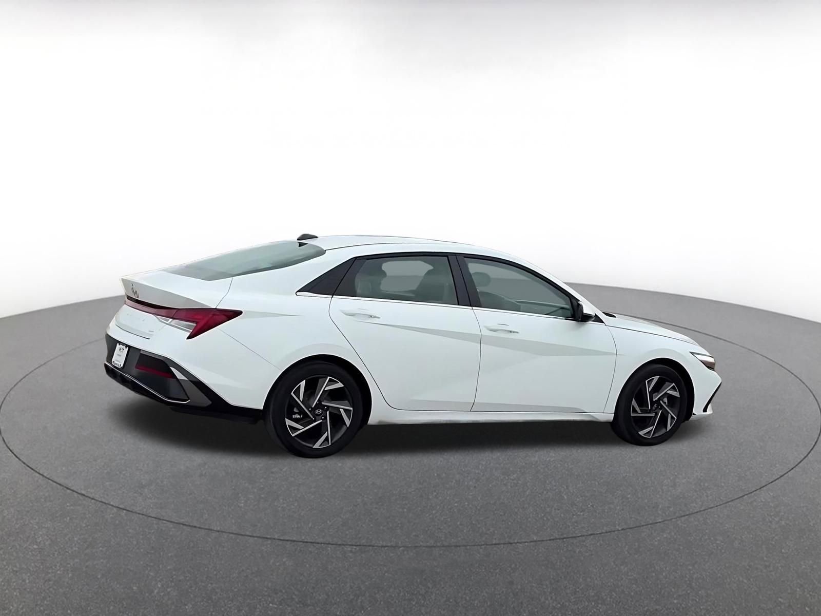 Used 2025 Hyundai Elantra Limited image 15