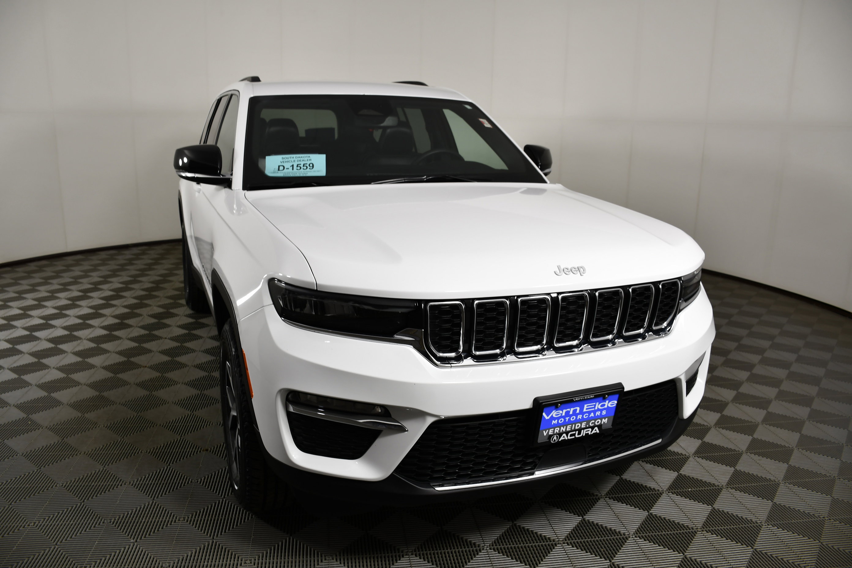 Used 2024 Jeep Grand Cherokee Limited AWD/4WD image 3