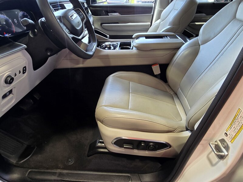 Used 2023 Jeep Wagoneer Series III w/ Premium Group I AWD/4WD image 11