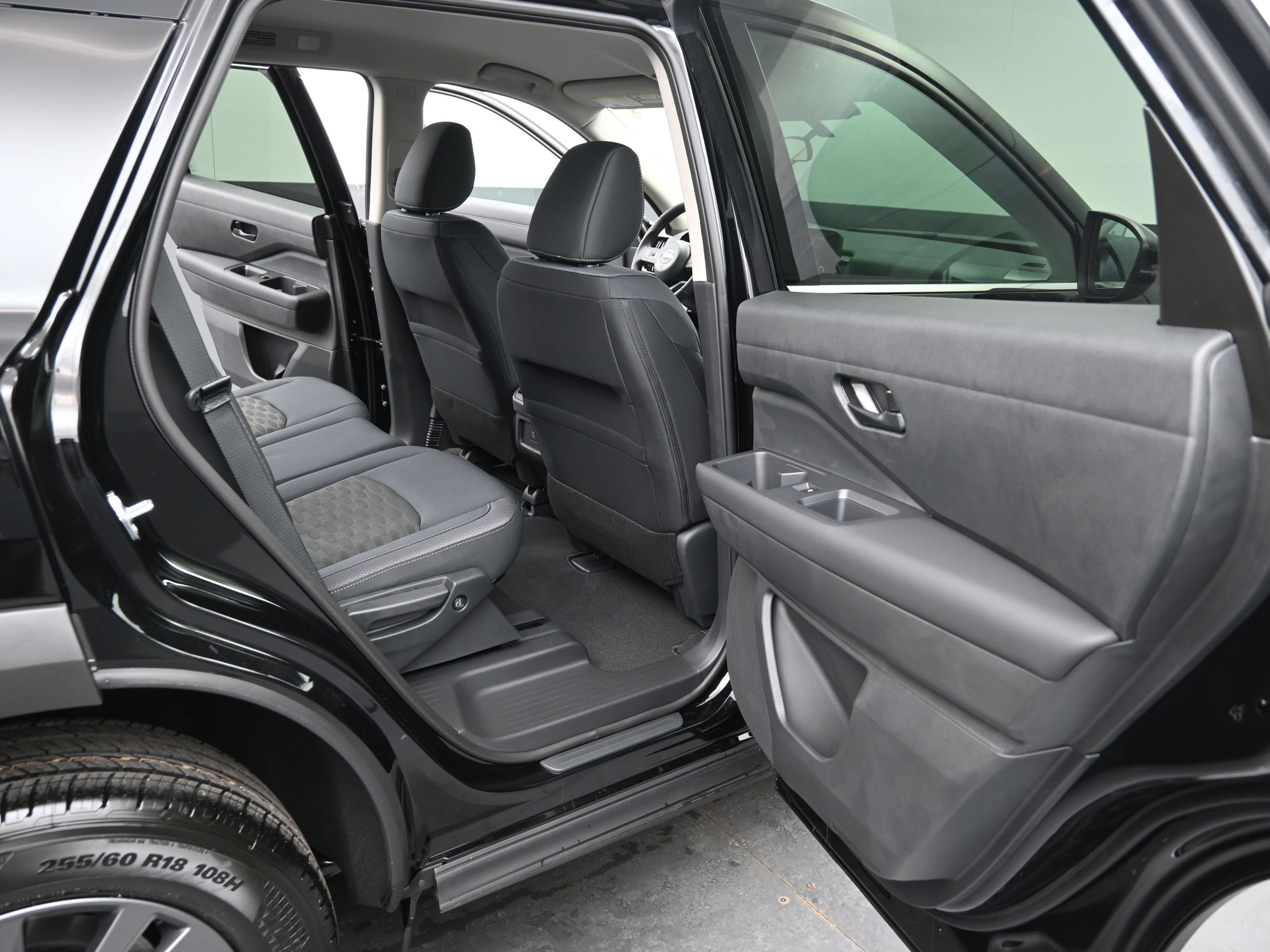 Used 2025 Nissan Pathfinder SV FWD image 18