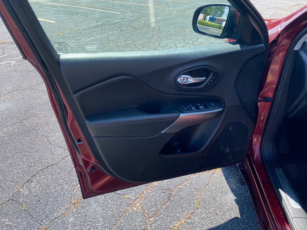 Used 2019 Jeep Cherokee Overland w/ Technology Group image 9