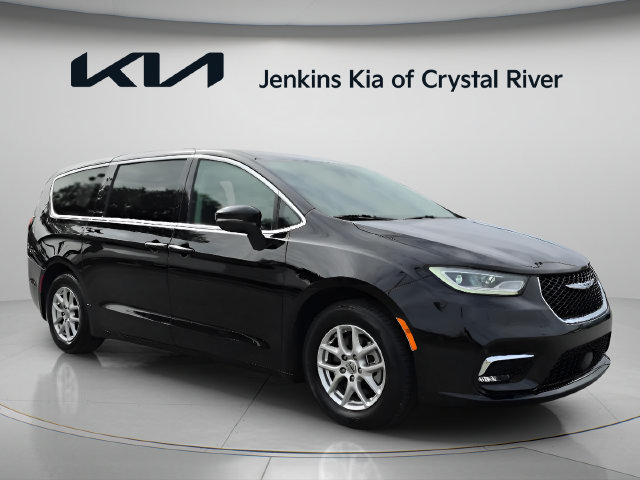 Used 2024 Chrysler Pacifica Touring-L FWD image 2