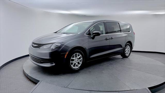 Used 2017 Chrysler Pacifica Touring image 2