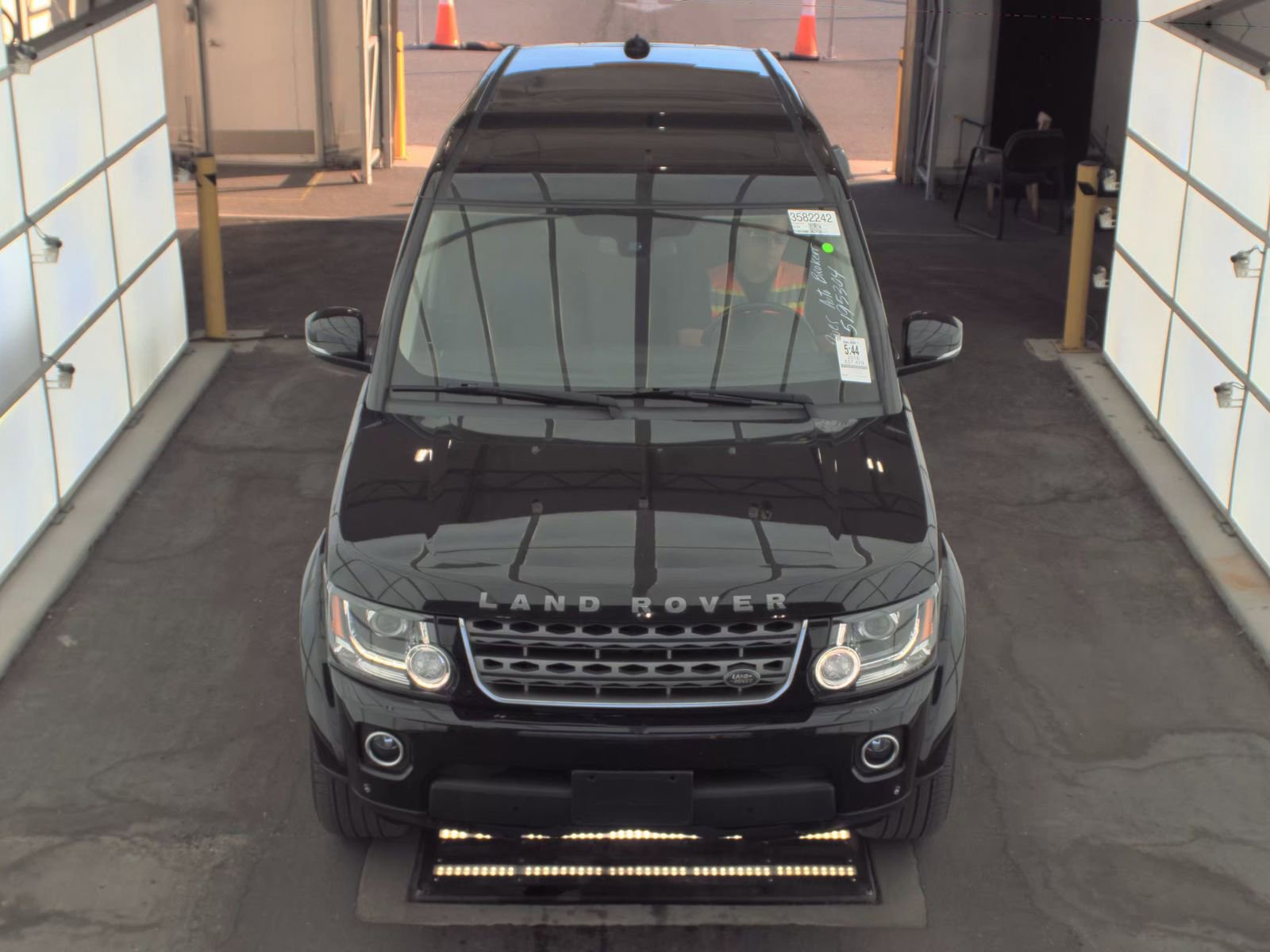 Used 2016 Land Rover LR4 HSE AWD/4WD image 2
