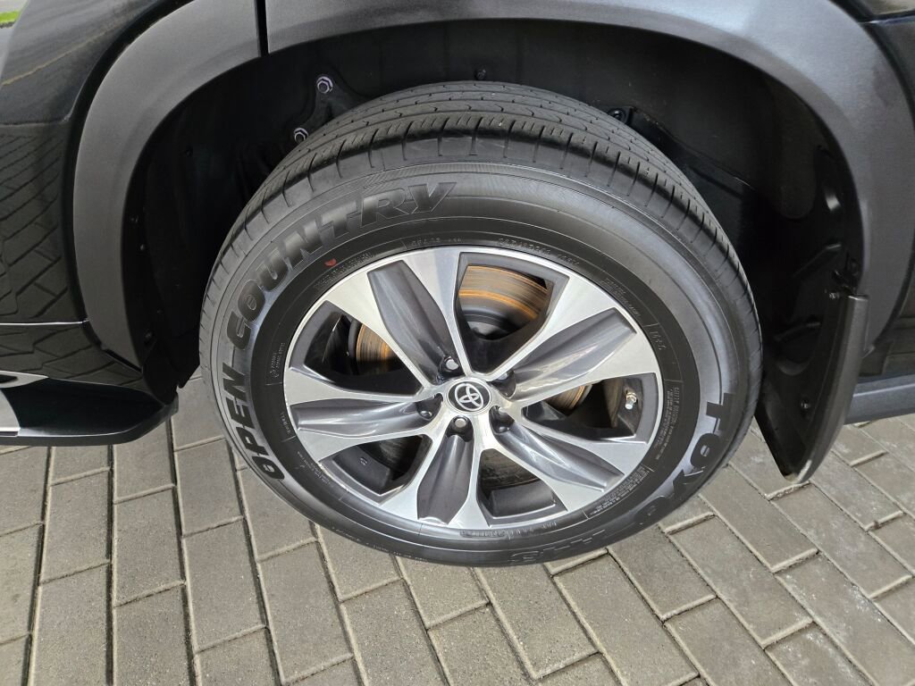 Used 2023 Toyota Highlander XLE image 9