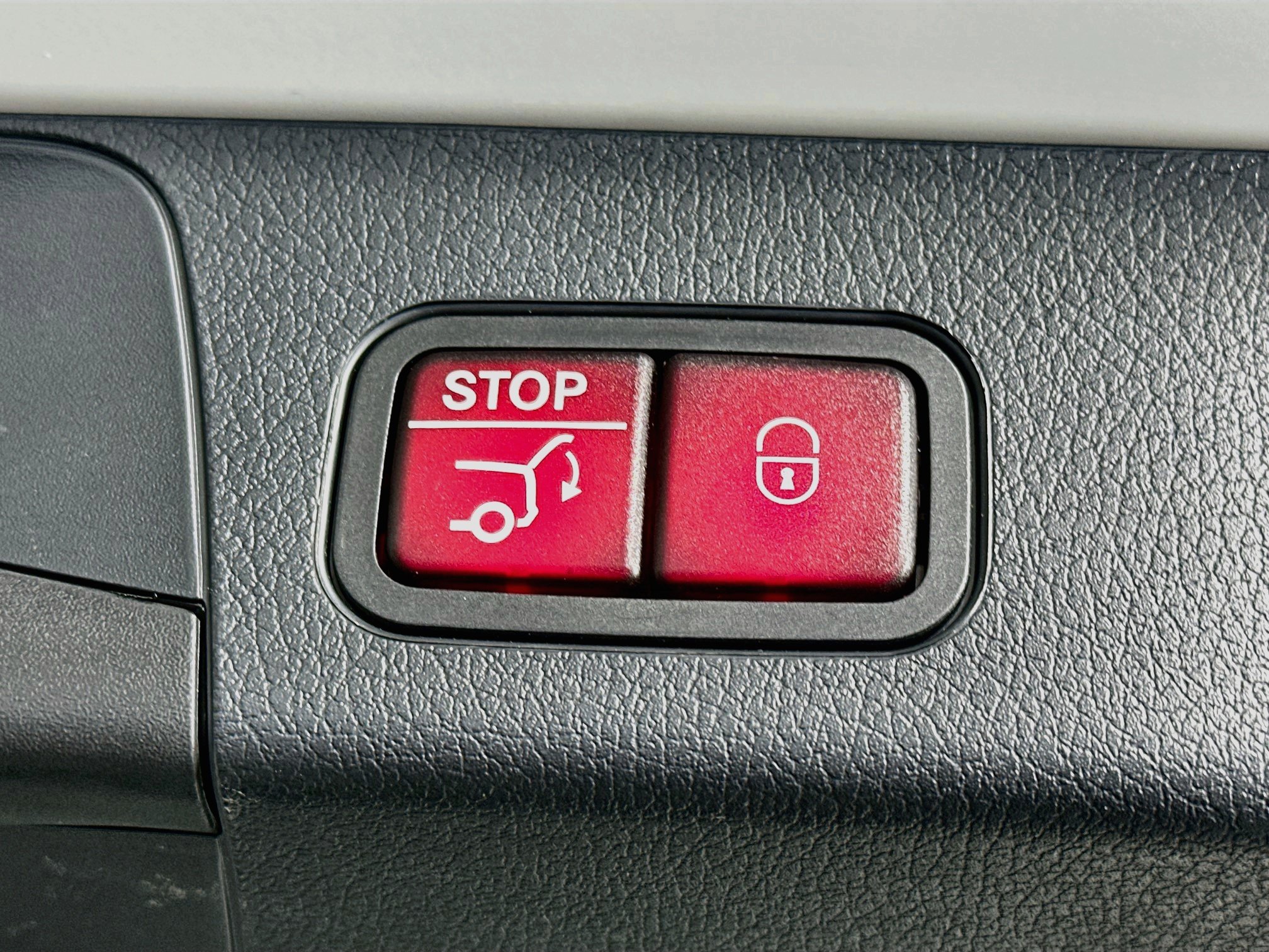 Used 2025 Mercedes-Benz GLB 250 image 32