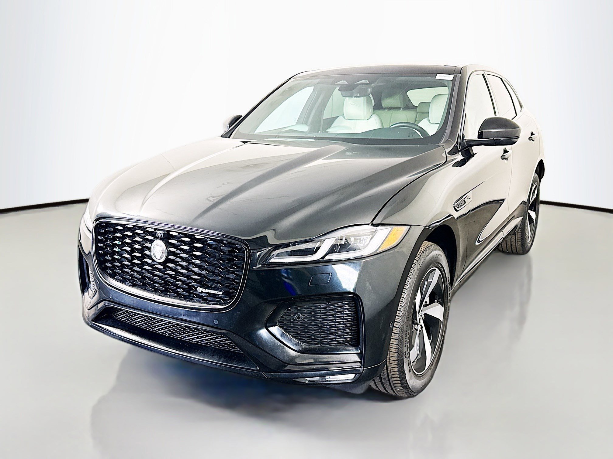 Used 2024 Jaguar F-PACE R-Dynamic S image 4