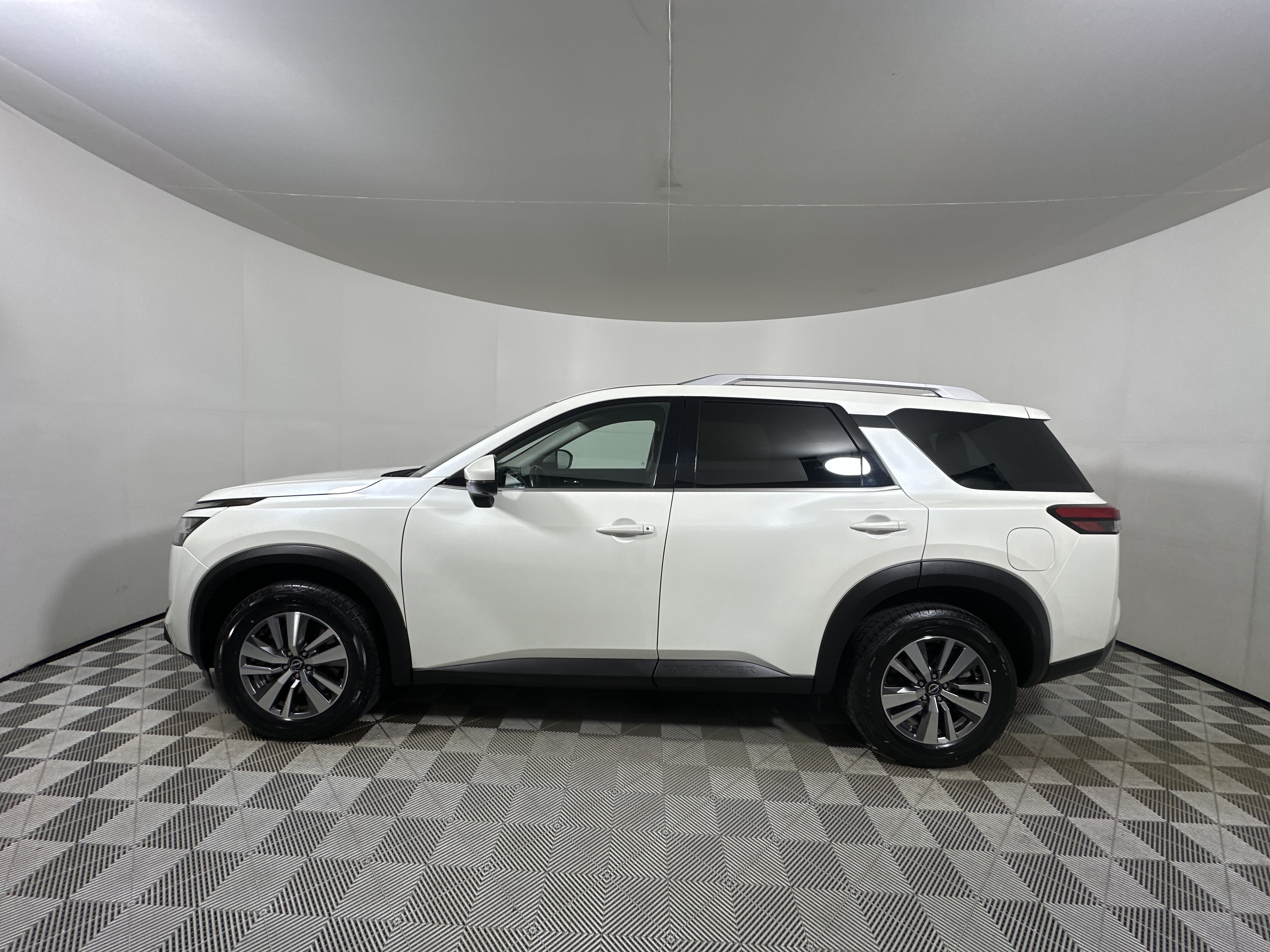 Used 2023 Nissan Pathfinder SL AWD/4WD image 4