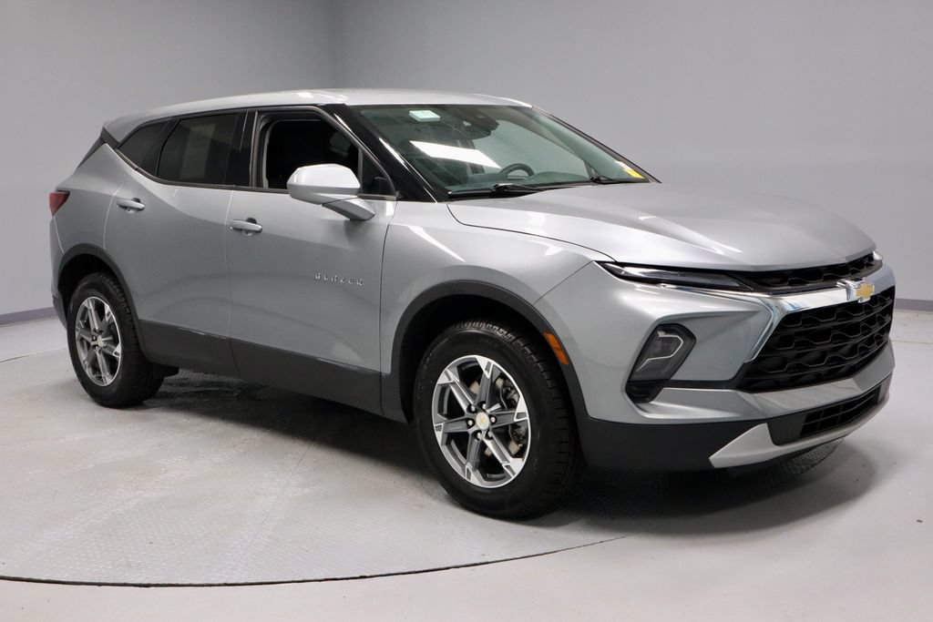Used 2025 Chevrolet Blazer LT FWD image 1