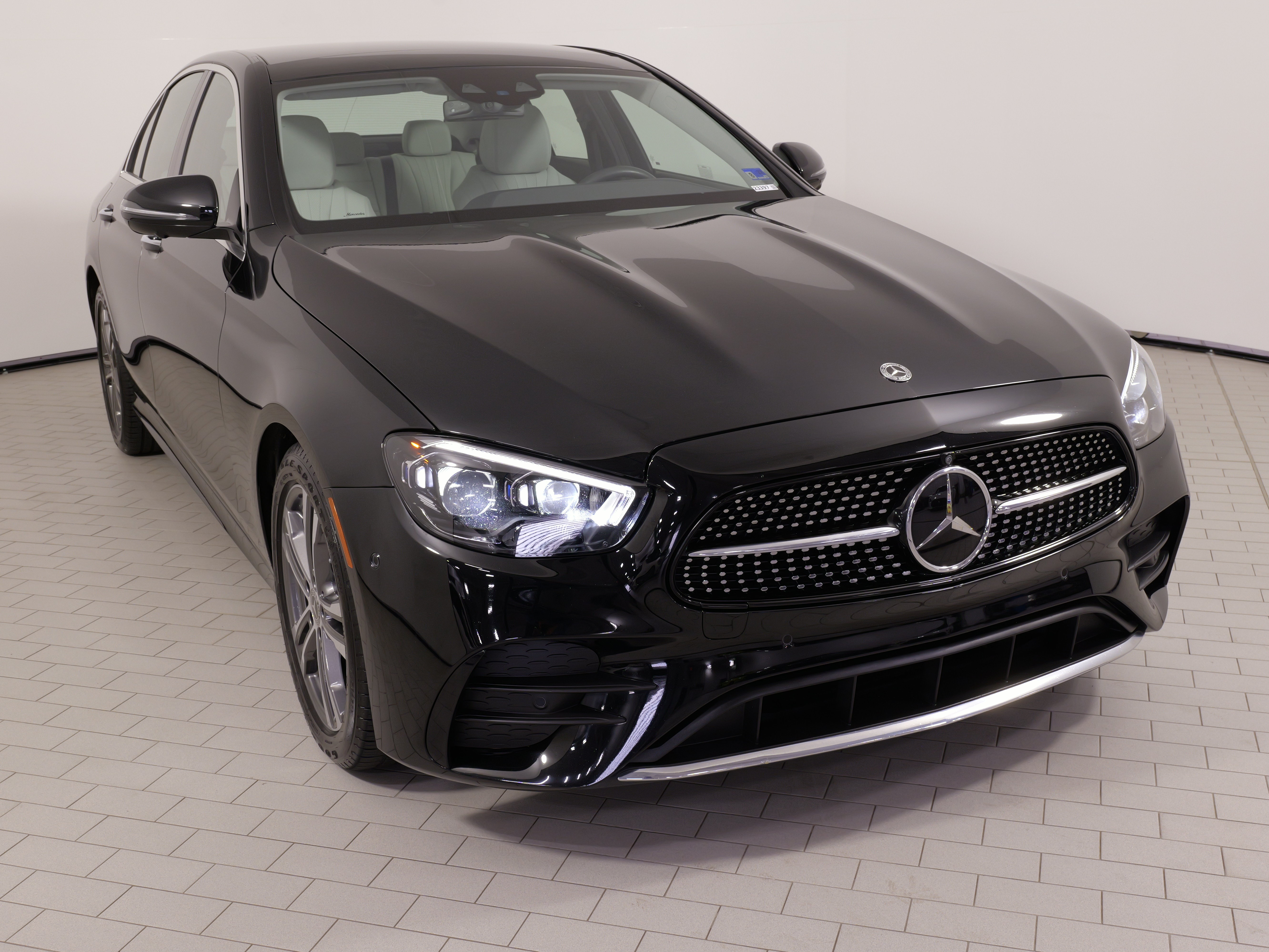 Used 2023 Mercedes-Benz E 350 4MATIC Sedan image 5