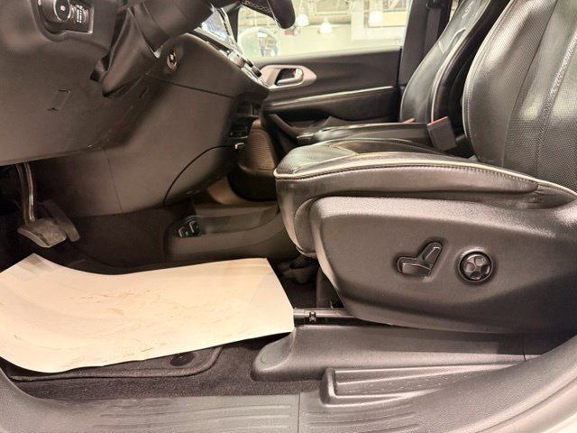 Used 2019 Chrysler Pacifica Limited w/ S Appearance Package FWD image 7