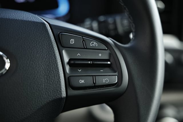 Certified 2025 Hyundai Venue SEL FWD image 32