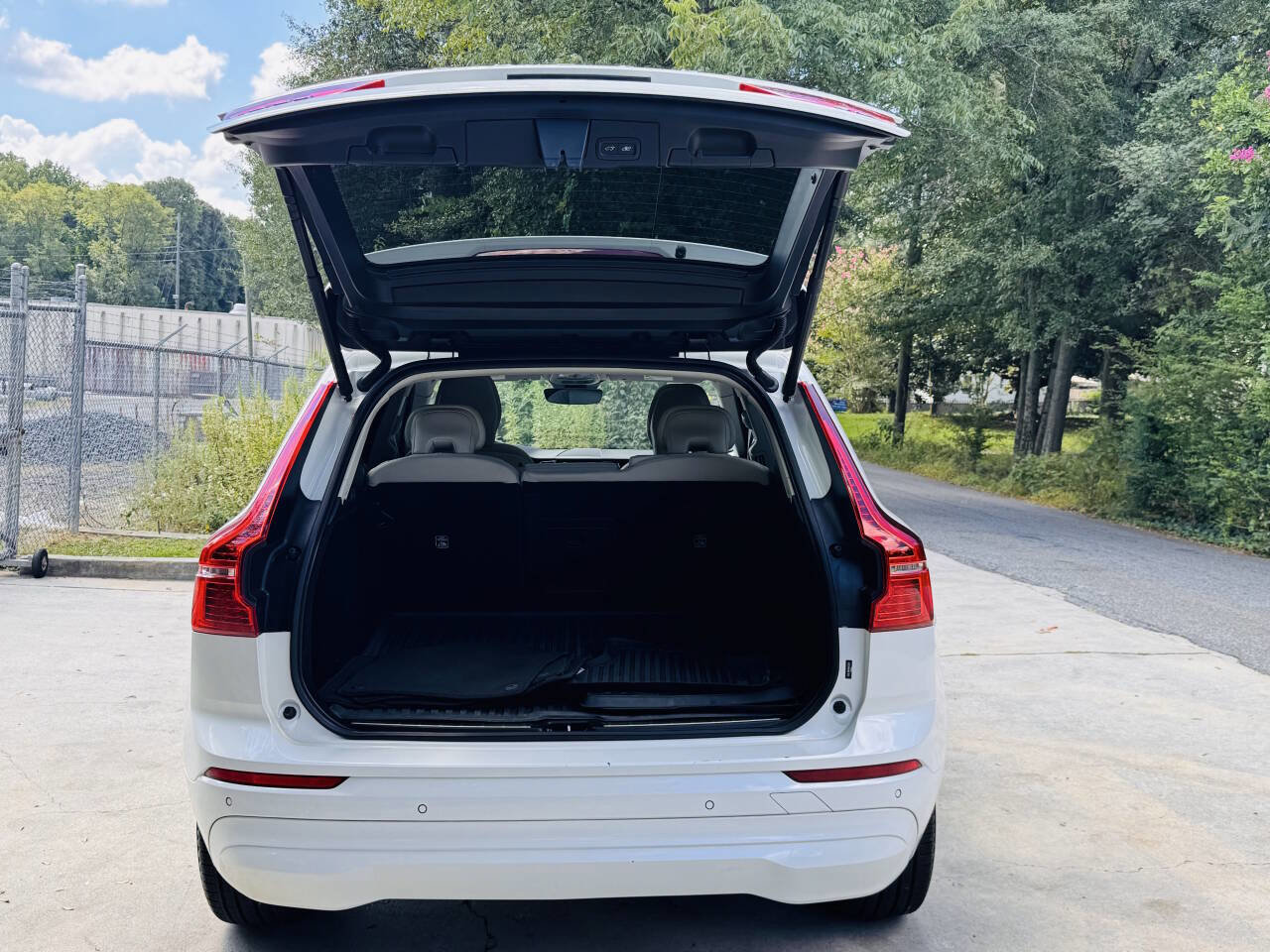 Used 2022 Volvo XC60 B5 Momentum image 7