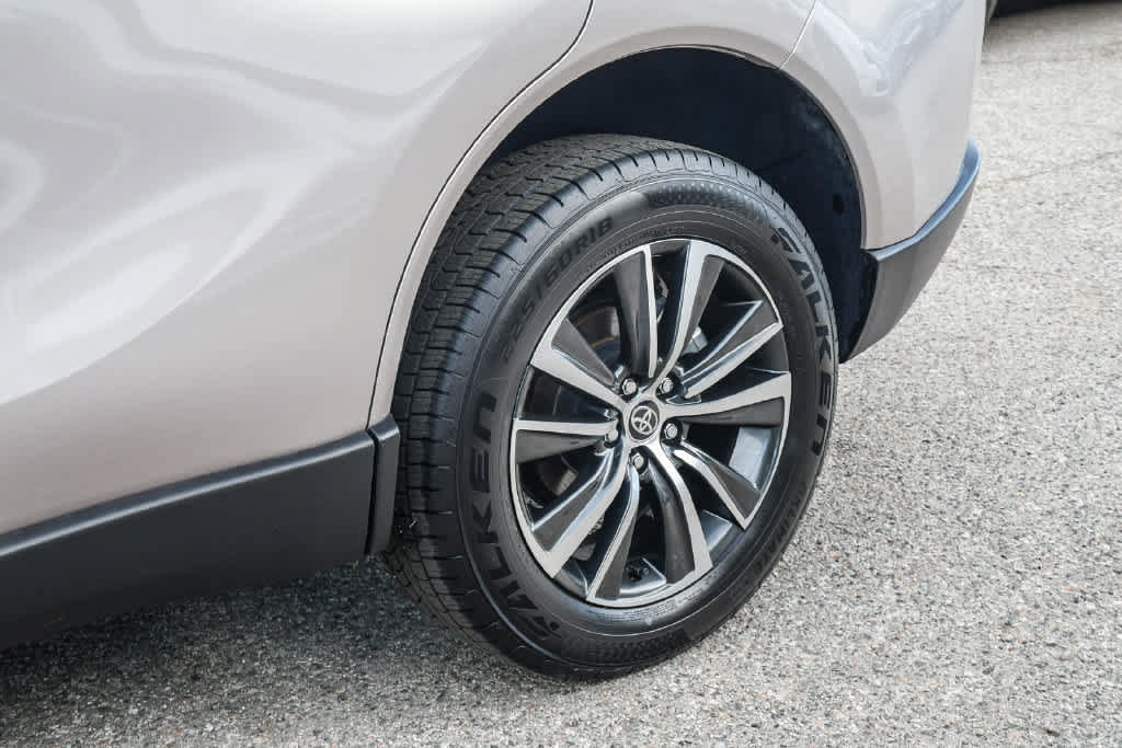 Certified 2024 Toyota Venza LE AWD/4WD image 12