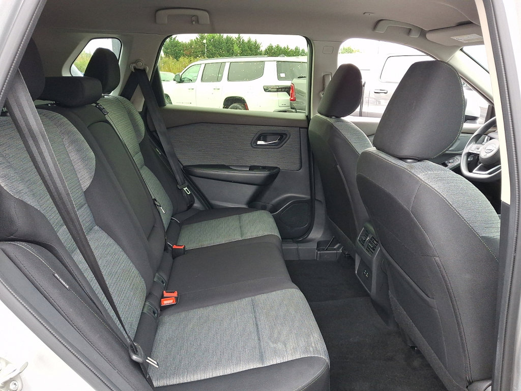 Used 2023 Nissan Rogue SV FWD image 15