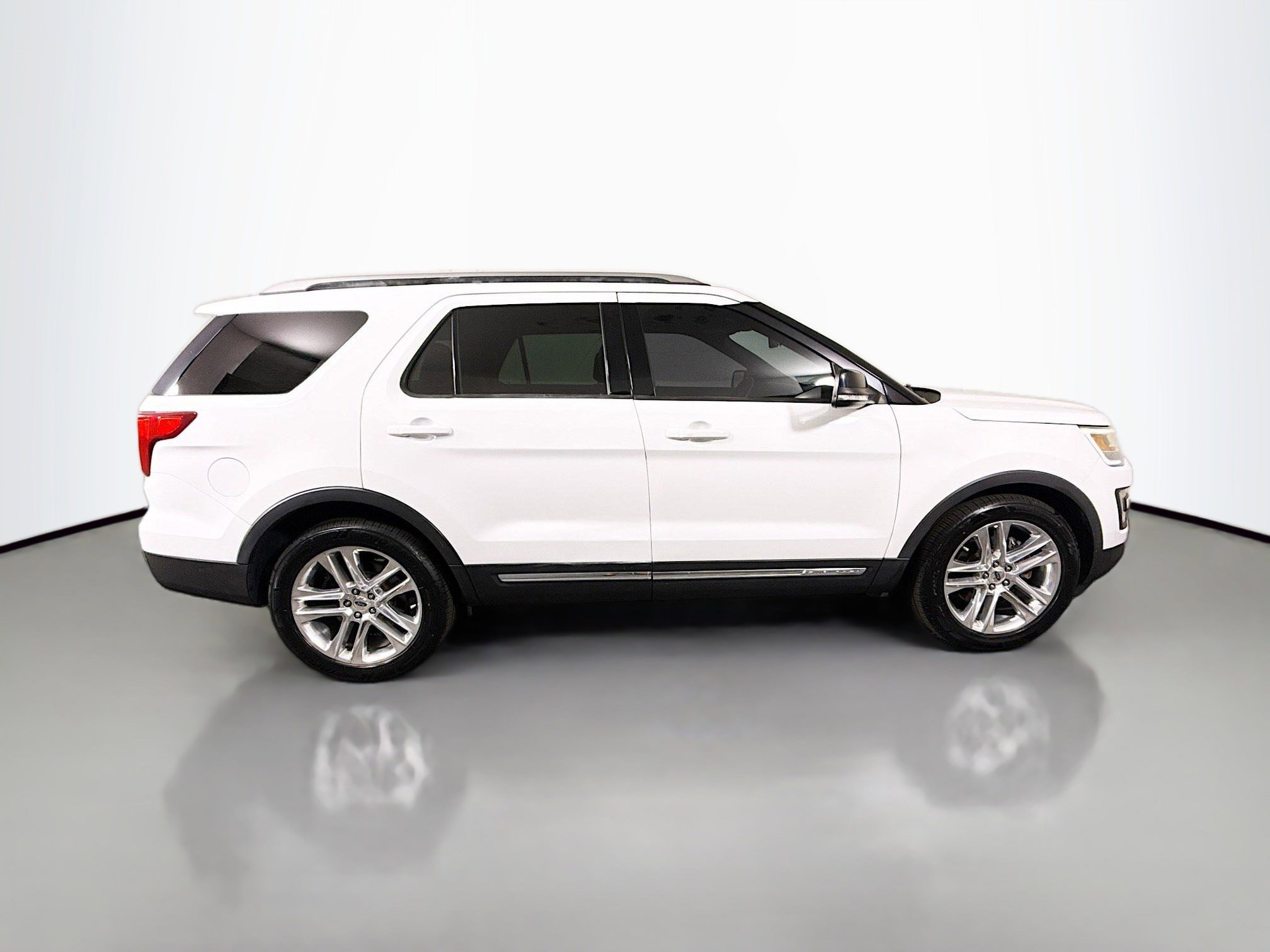 Used 2017 Ford Explorer XLT w/ Equipment Group 202A FWD image 11
