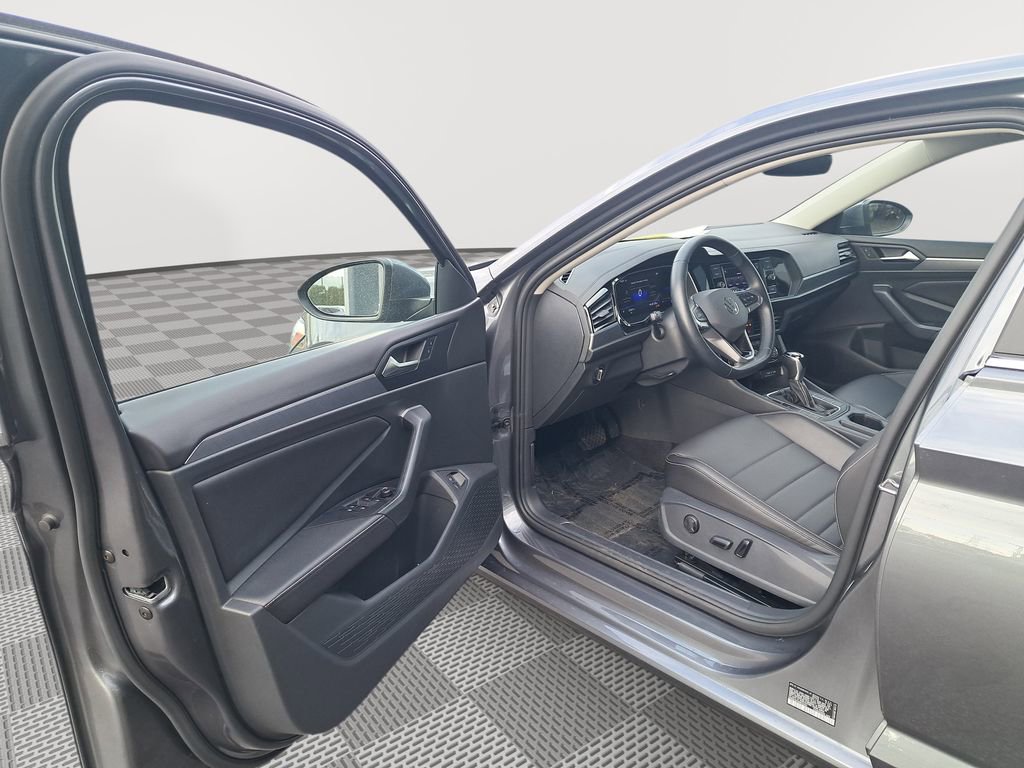 Used 2024 Volkswagen Jetta SE image 11