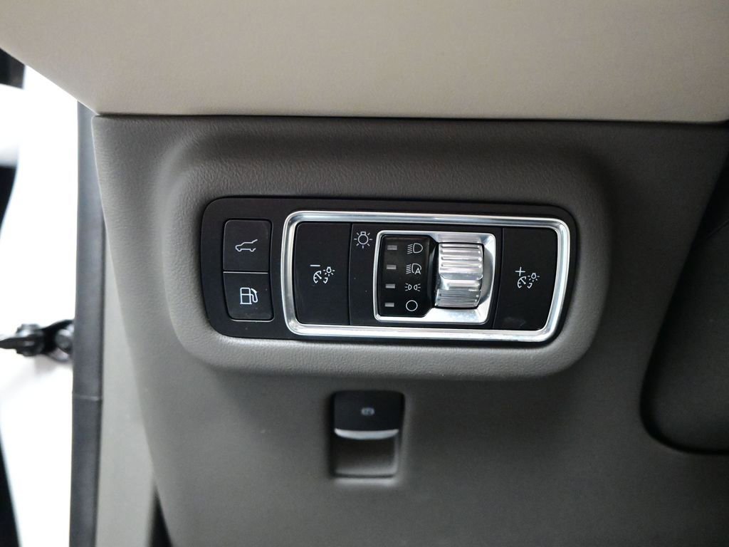 Used 2025 Lincoln Nautilus Reserve w/ Jet Appearance Package image 13