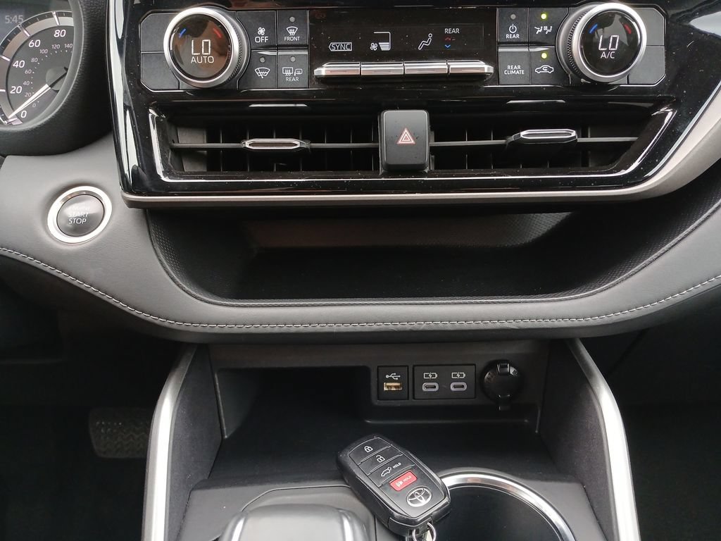 Used 2024 Toyota Highlander LE FWD image 36