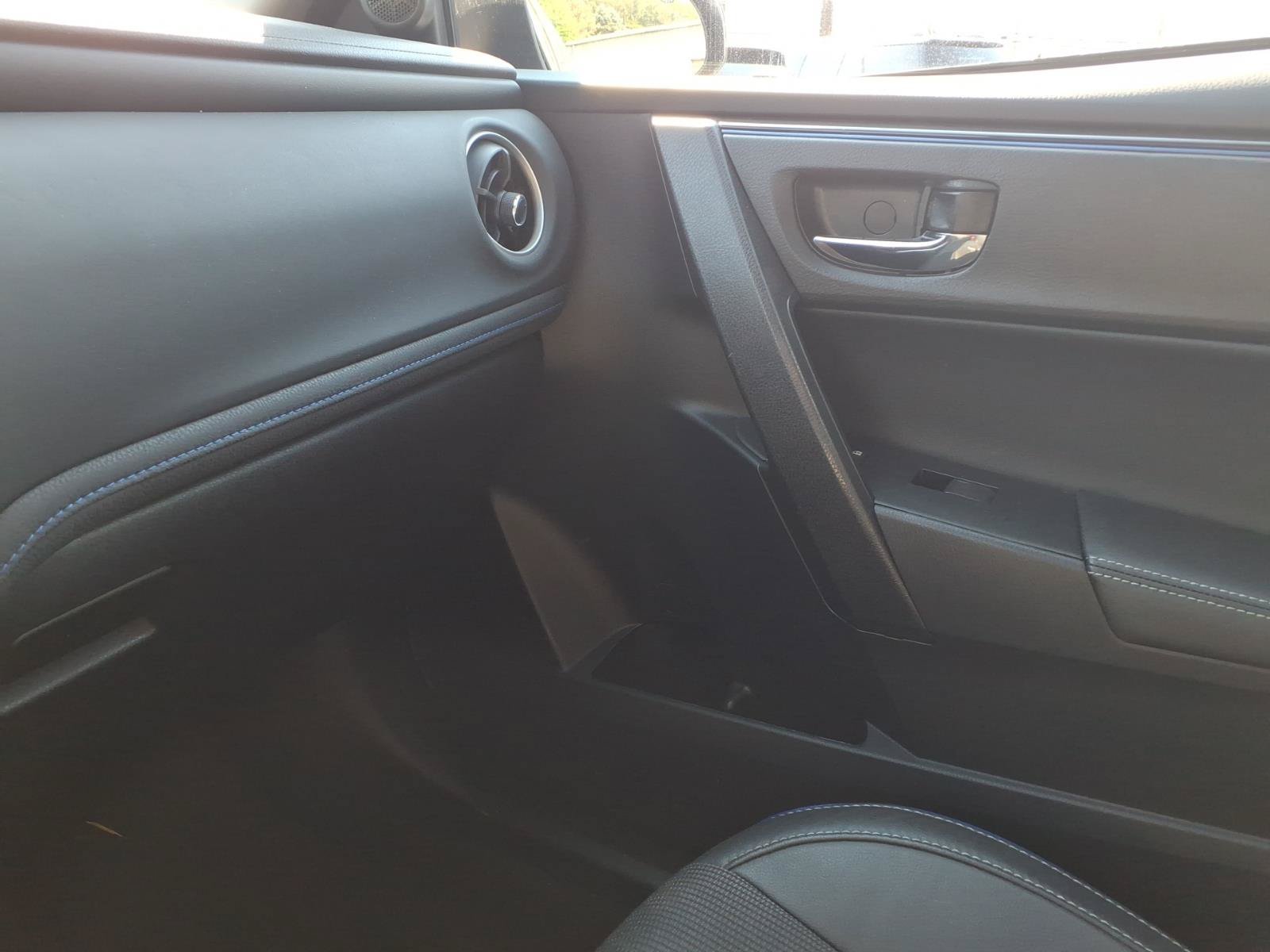Used 2017 Toyota Corolla SE w/ SE Premium Package FWD image 17