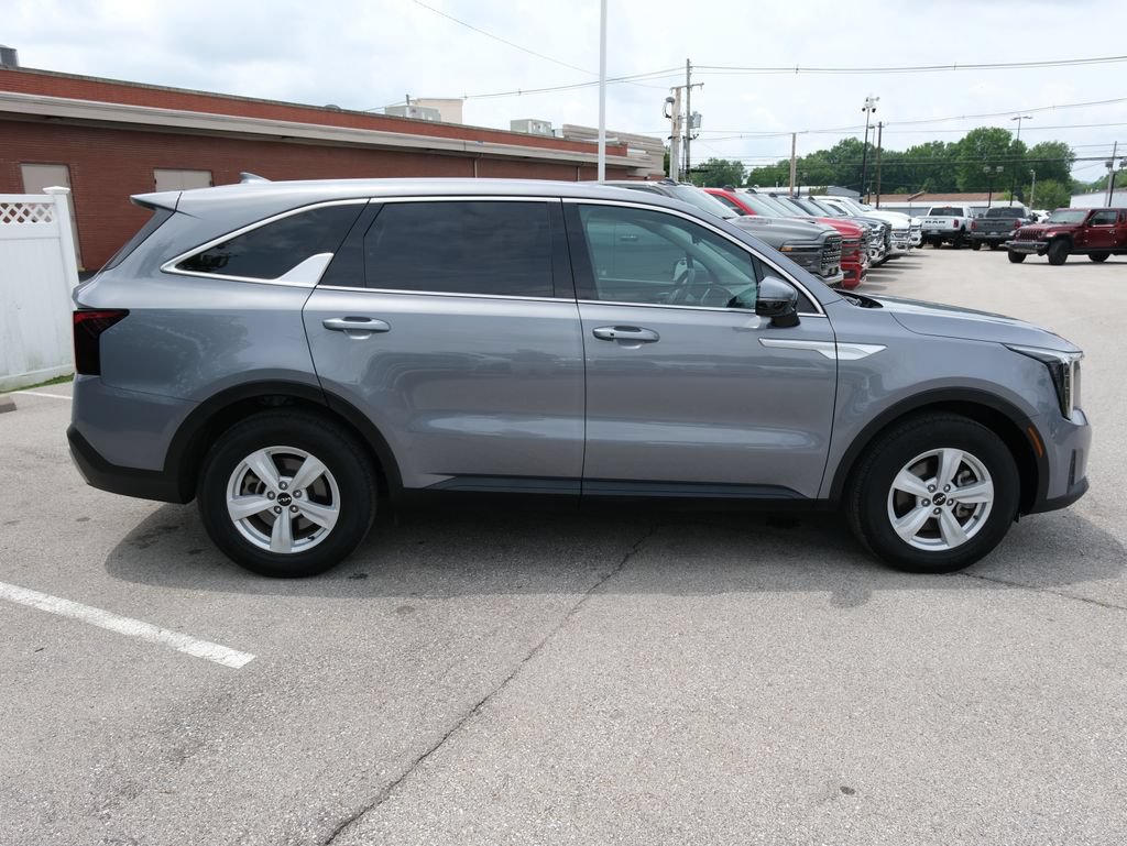 Used 2025 Kia Sorento LX FWD image 2