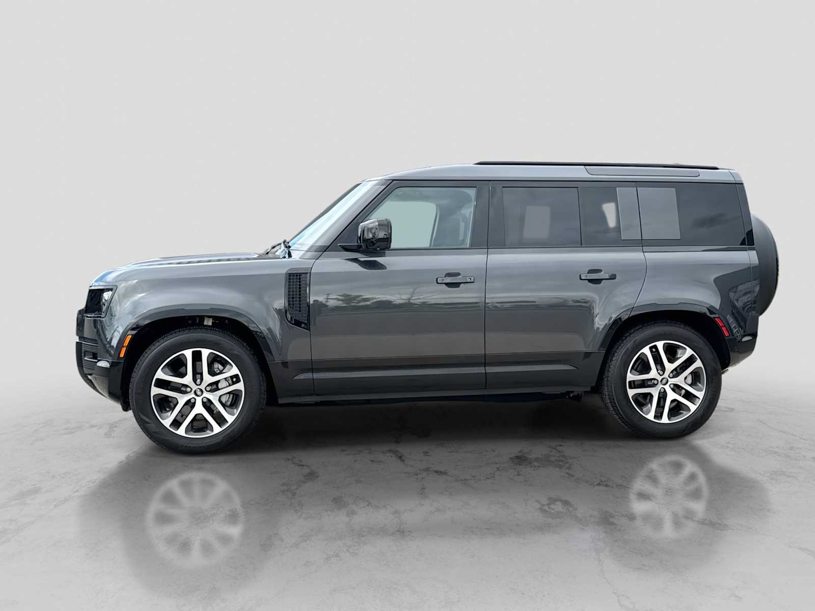 Used 2025 Land Rover Defender 110 X-Dynamic SE AWD/4WD image 3
