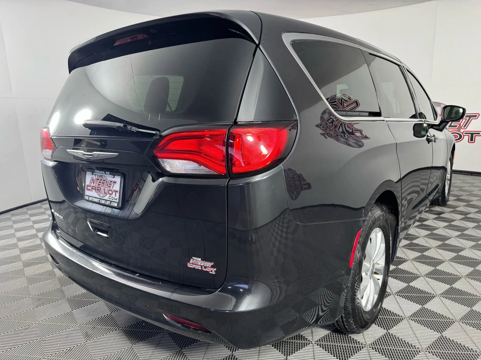 Used 2017 Chrysler Pacifica Touring w/ Tire & Wheel Group image 30