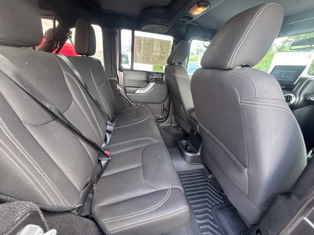 Used 2016 Jeep Wrangler Unlimited Sahara w/ Connectivity Group AWD/4WD image 9