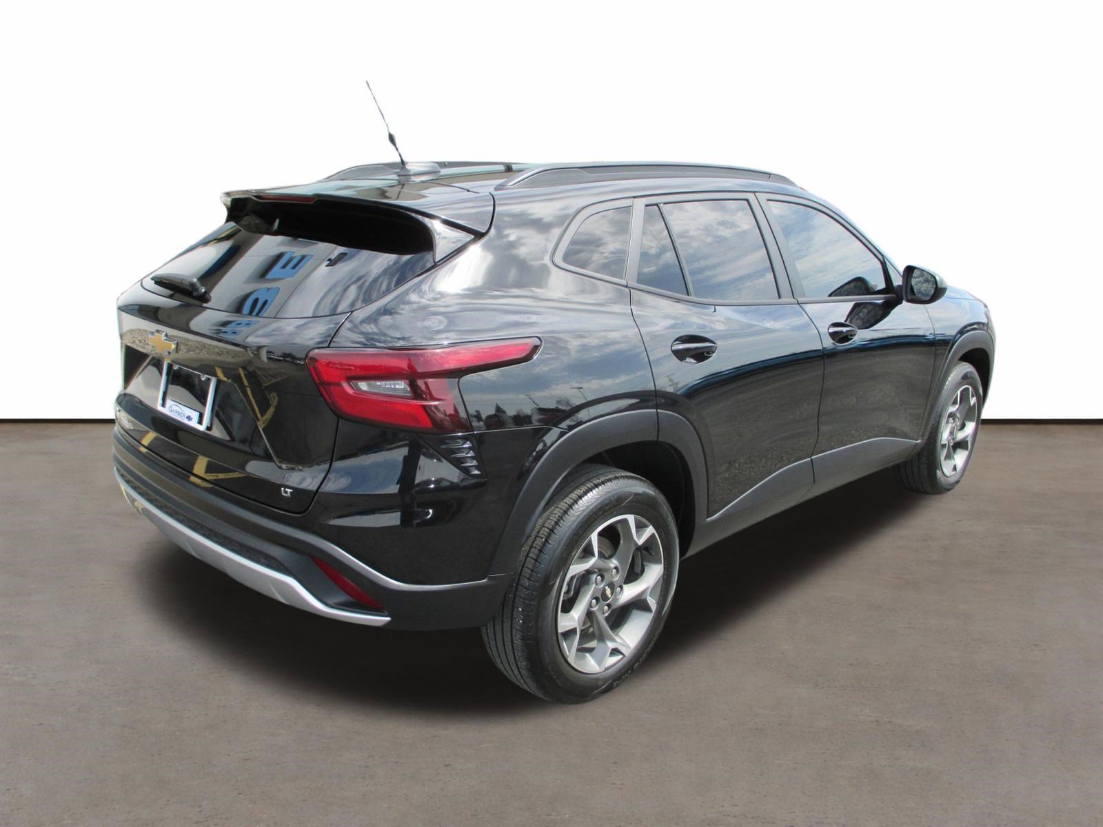 Used 2024 Chevrolet Trax LT w/ Sunroof Package FWD image 3