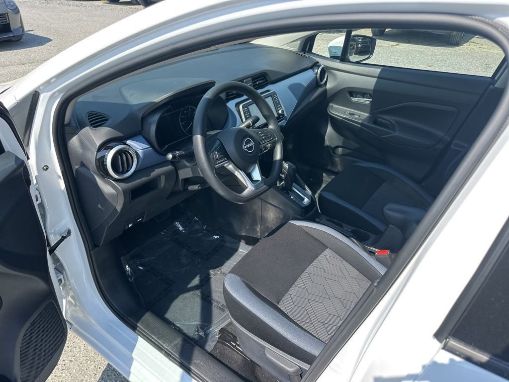 Used 2025 Nissan Versa SV image 9