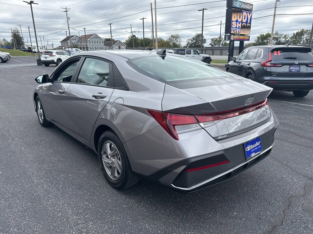Used 2025 Hyundai Elantra SE w/ Cargo Package image 3