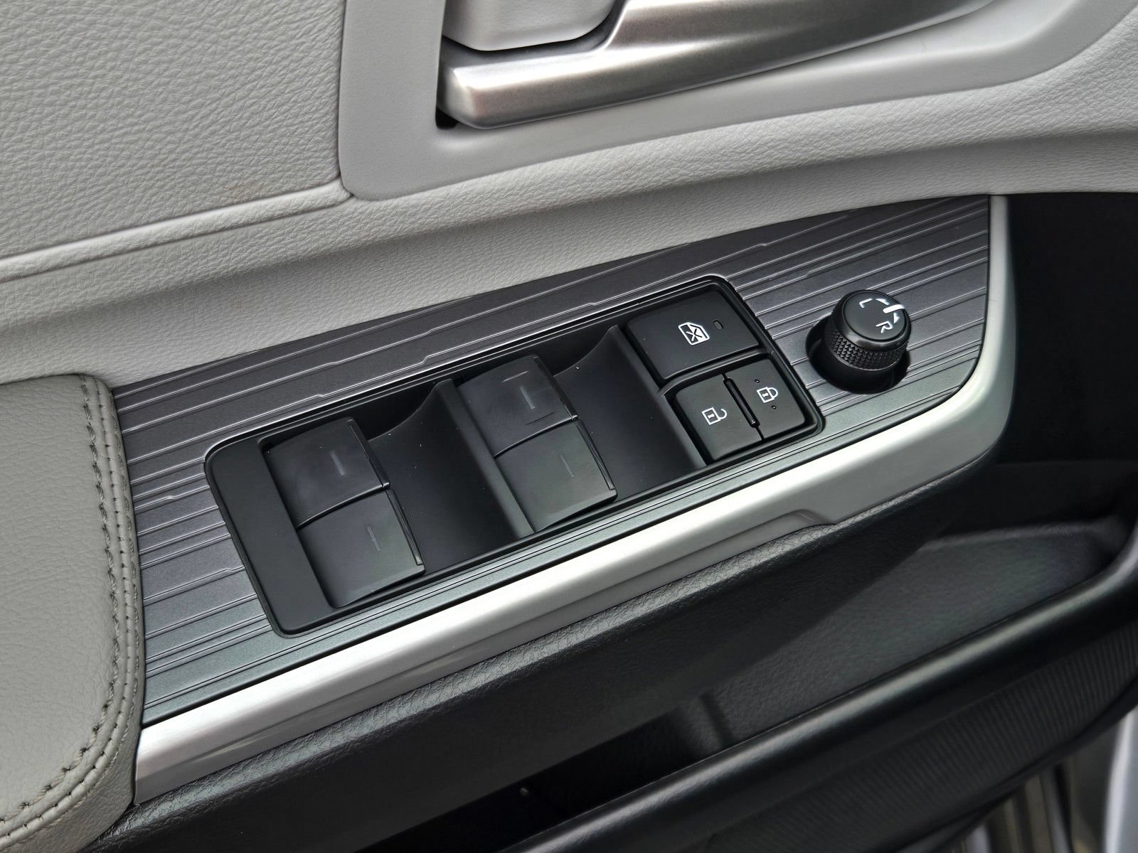 Used 2026 Toyota Sienna XLE FWD image 10
