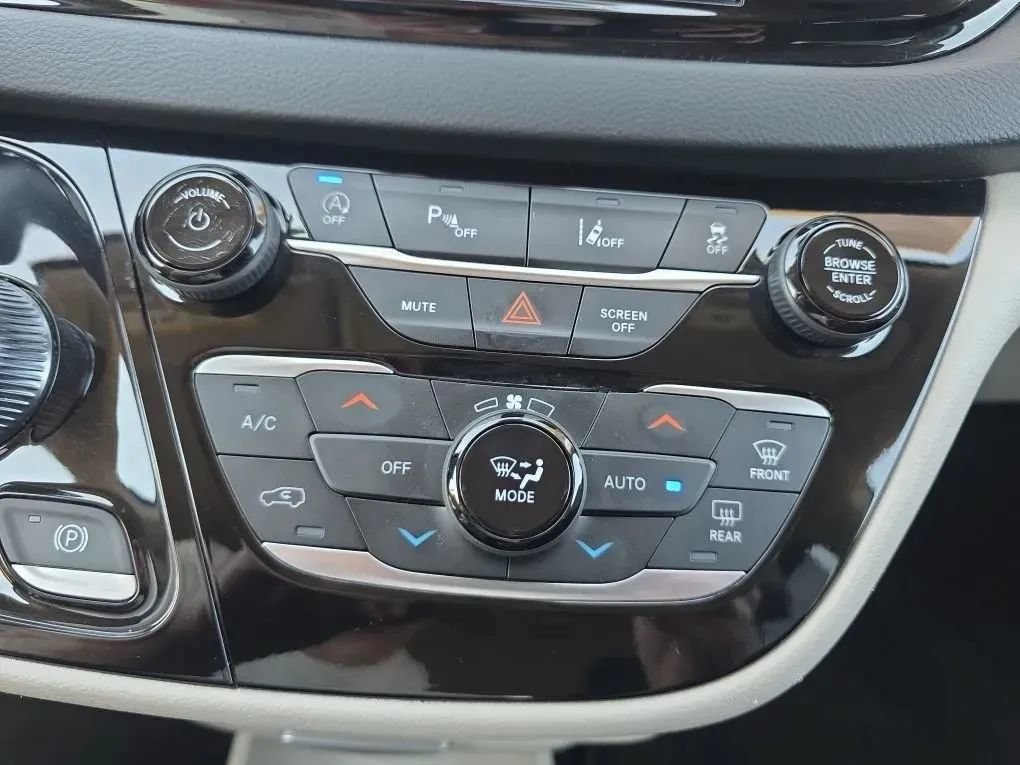 Used 2023 Chrysler Pacifica Touring-L FWD image 31