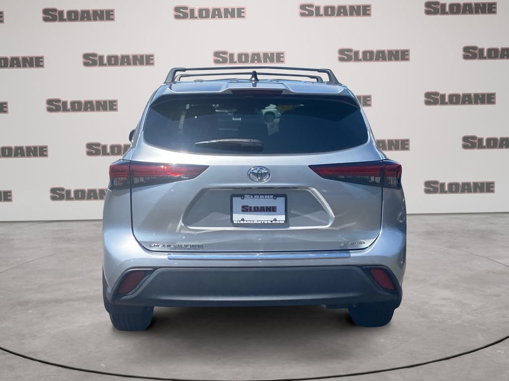 Used 2023 Toyota Highlander LE AWD/4WD image 4