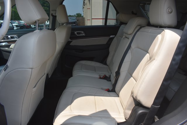 Used 2019 Ford Explorer Limited w/ Limited Luxury Package FWD image 16