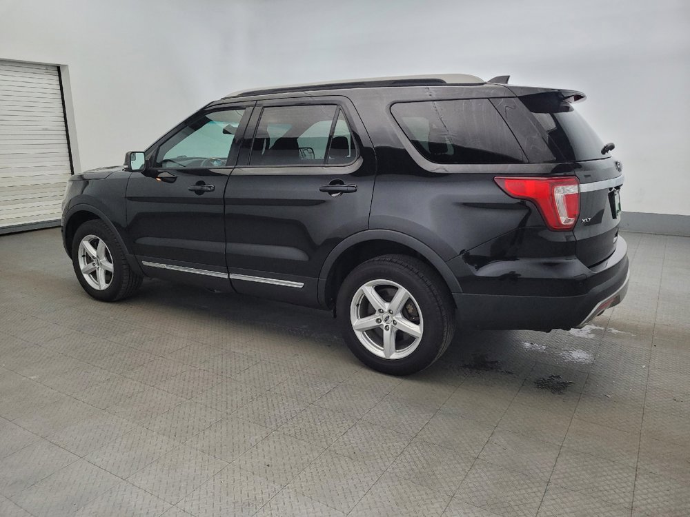 Used 2017 Ford Explorer XLT image 3